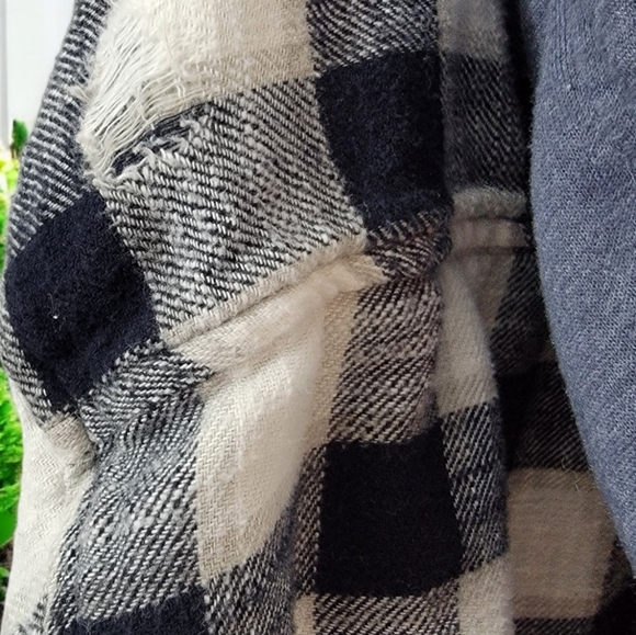 American Eagle women's flannel midrift hooded button-up shirt in size medium. - Picture 5 of 10